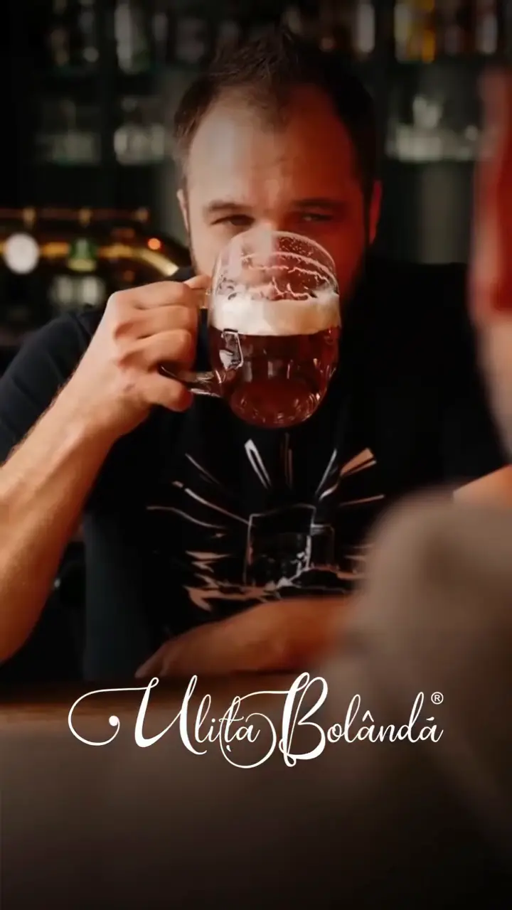 Prieten care bea bere Svijany din halbă, la bar